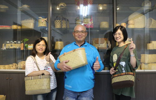 通稿-八年級生詹靜儒(左)顛覆傳統印象，打造竹編拼布包，既輕盈又時尚！