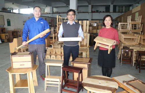 600件家具展售,雲嘉南分署長劉邦棟(中)、自辦訓練科長曾秋瑾(右)、職訓師林彥甫(左)歡迎民眾參觀選購