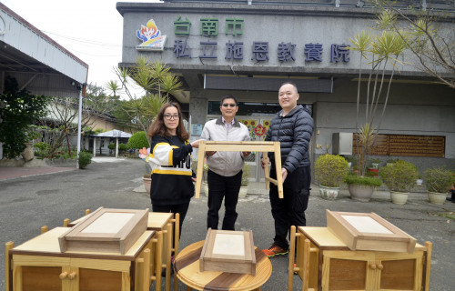 通傳_勞動部雲嘉南分署「送愛到府」公益活動首批46件家具今日送抵台南市私立施恩教養院等3間社福團體。