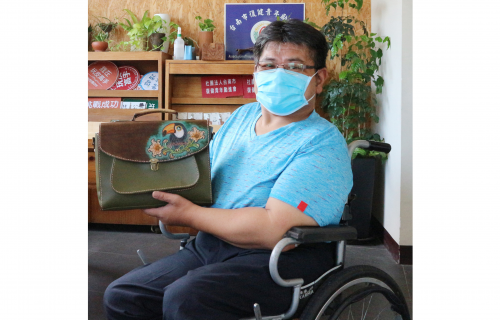雙腿行動不便的劉永靜透過勞動部多元就業方案進入台南市復健青年勵進會學習皮雕，翻轉人生。