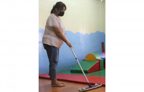 阿秀(化名)說，雖然每天都要打掃清潔教室，但能讓小朋友有乾淨衛生的上課環境，就覺得付出是有價值的。