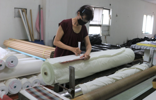 東竹國際紡織公司繼續僱用高齡者，除提供高齡者工作機會外，也營造友善工作環境。