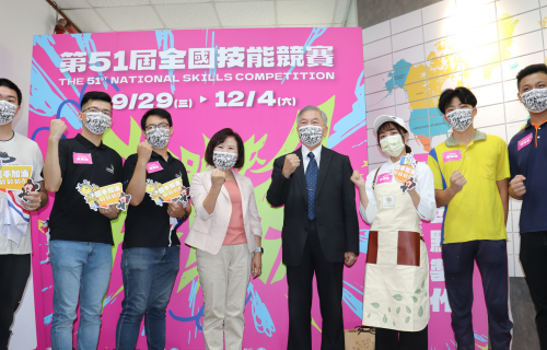 行政院沈副院長(右四)與勞動部阿春部長(左四)替雲嘉南分署國手加油打氣並合照留影。