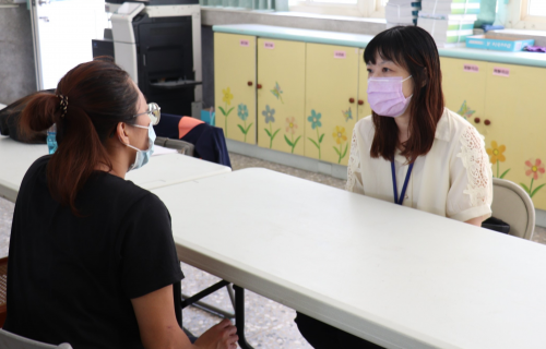 虎尾就業中心就服員王婉綺(右)幫小涵(左)進行就業優勢分析後，建議她先登記「安心即時上工」職缺，最後如願進入國小擔任清潔服務工作