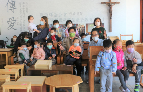 雲嘉南分署寒冬「送愛到府」 職訓木工家具贈慢飛天使