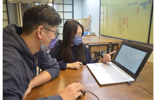 王妤甄進駐南方創客基地跟其他創客交流，持續進行升降桌的功能優化，希望有機會把產品商品化。