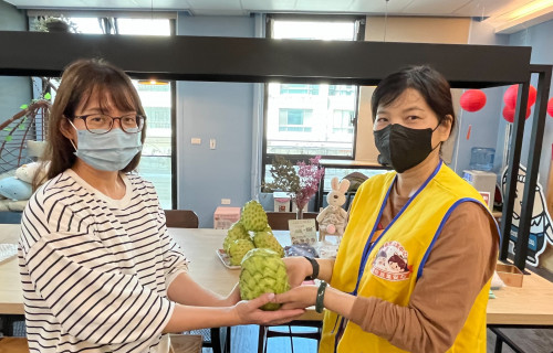 挺小農！勞動部辦徵才 求職民眾驚喜收鳳梨釋迦