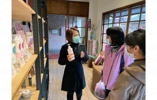 新住民李經雨有美容職訓經驗，向消費者解說產品時表現得很專業，也讓顧客多了一份信賴感。