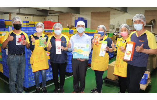 雲林食品廠導入「職務再設計」，董事長廖憲平(中)說讓中高齡員工「樂意」做，就能提高工作效率！