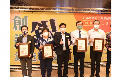 論壇包括雲嘉南分署長劉邦棟(左3)與多位產官學代表出席分享經驗。