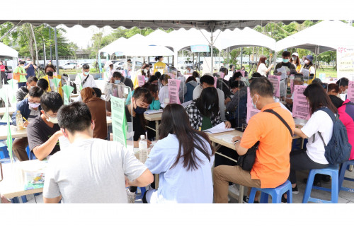 科技業徵才！臺南市立圖書館一早9點不到就吸引不少民眾前來尋職卡位。