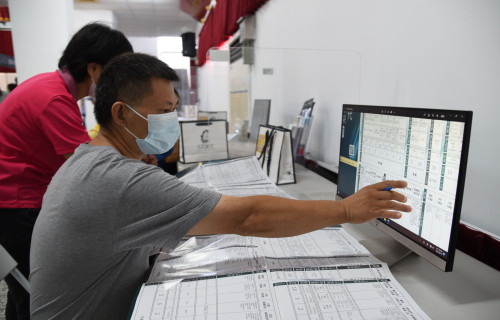 虎尾就業中心貼心提供觸控螢幕讓中高齡、高齡求職者放大檢視職缺。