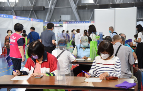 銀髮徵才活動一早吸引不少求職民眾。