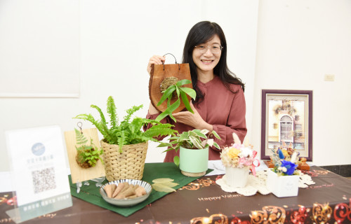 就愛拈花惹草 職訓助她變身園藝專家