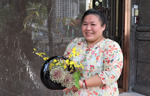 許儷耀參加勞動部產投課程練就好手藝，大氣且俐落的花藝作品頗受豪宅業主們青睞，定期到府插作各式鮮花作品。