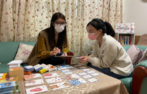 通稿-就服員運用牌卡幫新鮮人佳佳釐清工作價值觀、盤點工作能力，幫助她順利踏出求職第一步，也獲得3萬元獎勵金！