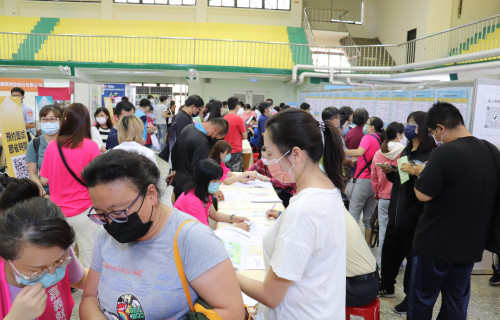 通稿-勞動部嘉義就業中心今(15日)在垂楊國小為缺工產業辦徵才活動，6成職缺不限經歷，吸引逾600民眾到場求職！