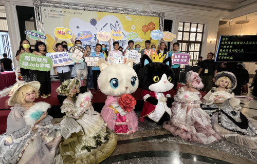 通稿-勞動部雲嘉南分署19日在佐登妮絲城堡舉辦雲嘉南區暨嘉義縣庇護工場商品成果展，邀集雲嘉南區8家輔導有成的庇護工場設攤，現場熱鬧滾滾！