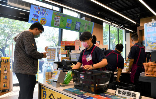 49歲的小靜姐透過勞動部「銀髮人才職場重返及見習活動」，終克服對於職場的恐懼、穩定就業