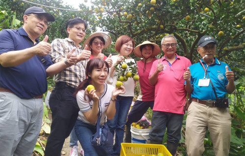通稿-大埔社區有許多天然資源可依季節推出食農課程及體驗，連勞動部長許銘春(右4)都慕名而來體驗採果樂趣。