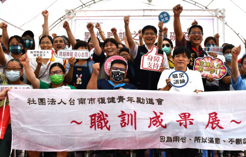 雲嘉南分署長劉邦棟(二排中)與「皮件工藝技術人員培訓班」及「車縫人員培訓班」學員合影。