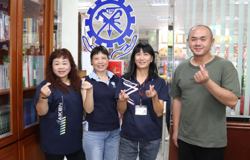 通稿-就服員李雅芬(右2)一路陪伴秝溱(左2)慢慢回歸生活常軌，也感謝嘉義市模板職業工會願意給弱勢求職者工作機會。