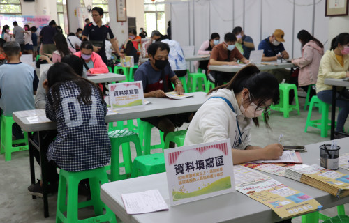 勞動部斗六就業中心14日於南聖宮辦大型徵才活動，30家廠商釋出800個職缺，不少民眾一大早就到場尋職