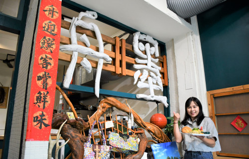 八年級女生陳卉珊開設的舟墨weekend早午餐店，透過勞動部「微型創業鳳凰」的貸款補助，成功渡過遷址的艱難階段。