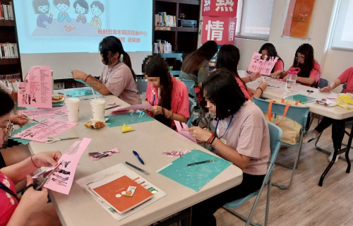 勞動部為幫助弱勢青少年了解自我、定位方向，設計多元的創新課程，透過探索職涯及體驗教育課程，塑造弱勢青少年職場信心。