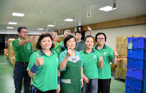 薌園生技企業第二代黃禹嘉廠務經理(後排右1) 運用勞動部職務再設計增添輔具，大幅減輕中高齡員工的體力負荷。