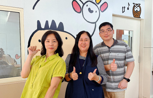 阿學(右)感謝協會總幹事陳素綢(中)及嘉義就業中心督導張華玉(左)於職涯上的暖心包容與協助。