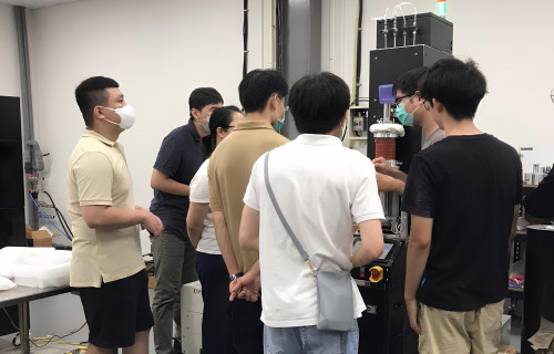 南分署自去年起與國立成功大學合作開辦「半導體製程基礎培訓班」，邀請業界專家共同授課最前端的半導體技術，鼓勵想投入該產業的待業民眾把握機會報名，躍升超夯科技新貴。