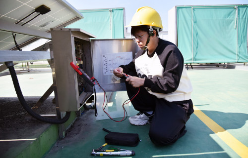 胡珈綺打破性別框架，努力學習，成為專業綠電人才。