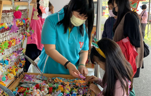 蔡惠名(左)很開心能重返職場幫慈光心智關懷協會行銷產品、募集經費。