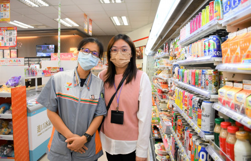 小楹(左)很感謝斗六就業中心就服員劉佳芬(右)的鼓勵與協助，讓他對生活重新燃起希望。