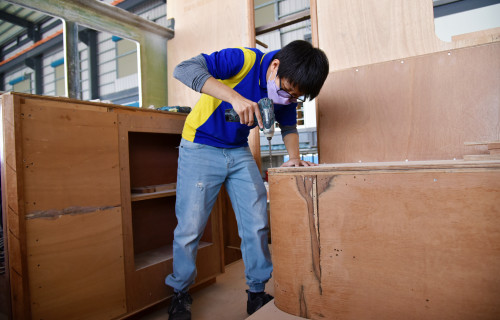 經過6個月職訓，游慧蓉不僅取得家具木工丙級證照，尚未結訓就被遊艇公司延攬上班。