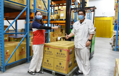 張凱智(右)的表現也受到主管鐘淑玲(左)的按讚肯定。