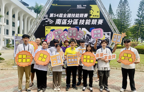 勞動部勞動力發展署雲嘉南分署長劉邦棟(中)與南分署培訓的選手合照，並期盼選手們都能再接再厲（通稿）。