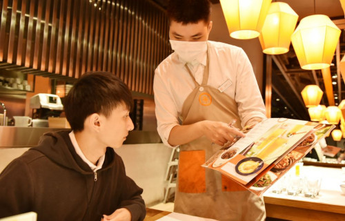 89年次的劉厚群運用「青年職得好評計畫」，順利進入知名連鎖餐飲集團上班。