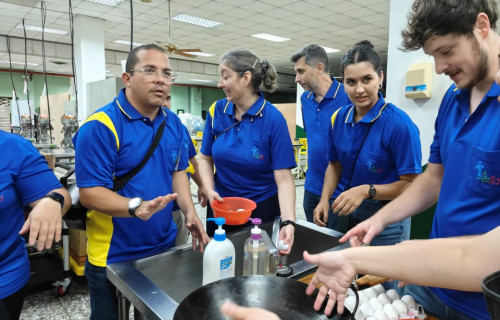 中華日報獨家_哥倫比亞的參訓者安德列斯（Andrés）大學教授(左1)興奮地表示，除學到3D列印技術，還在課餘時間能有機會學習製作台灣美食，真是好吃又好玩的新奇體驗