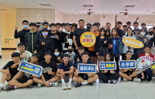 勞動部雲嘉南分署今年陸續走訪轄區7所高中職學校分享自辦職訓資源，活動總計超過600名高三學生參加