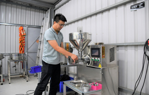 杜斌賓組裝測試冷壓榨油機台