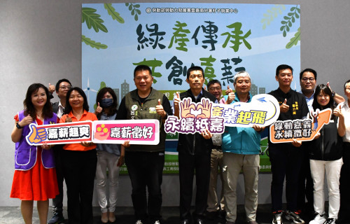 勞動部勞動力發展署雲嘉南分署技正楊慶元與多位貴賓特地至徵才現場，為求職民眾加油打氣