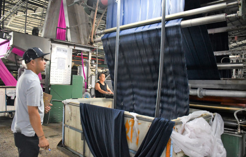 宏遠興業菲籍產線副課長MANUEL(曼努-左),下屬有多名台籍作業員，皆信服他的管理與工作能力