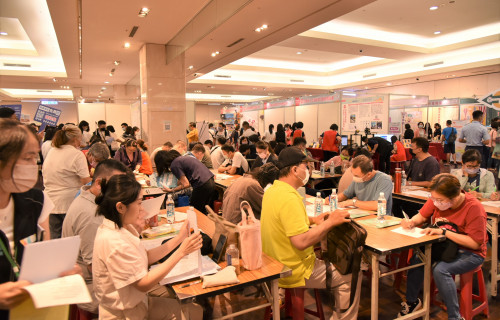 勞動部本週六、日將在台南火車站附近新光三越中山店(台南市中西區中山路162號)辦就博會，交通便捷、歡迎求職民眾踴躍參加。(資料照片)