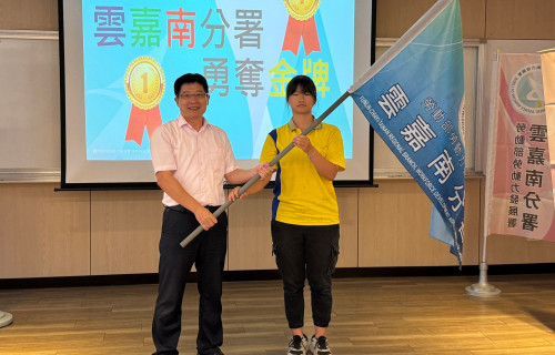 通發-圖1.雲嘉南分署長劉邦棟(左)授旗代表選手李妮臻，期待選手們都能在「第54屆全國技能競賽」，獲取佳績留名全國賽英雄榜。
