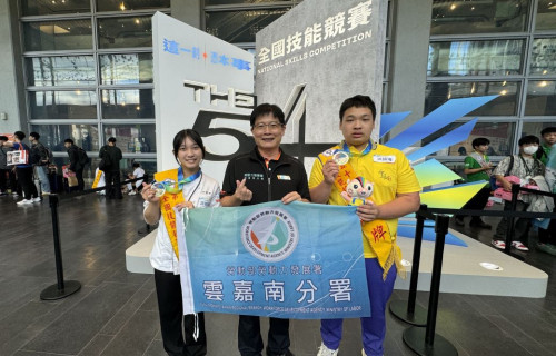 通發-圖3.分署長劉邦棟(中)和兩位金牌得主洪翎珊(左)、洪錦瑋(右)開心合照。 (1)