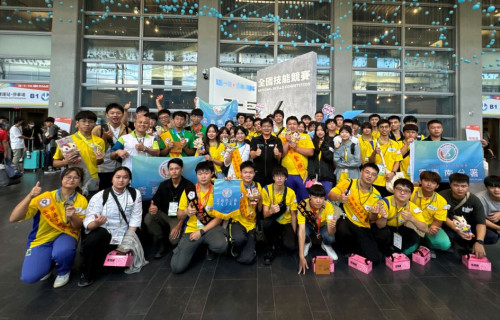 雲嘉南分署於全國技能競賽奪得9金2銀6銅15優勝11佳作，分署長劉邦棟(中，穿黑衣者)與得獎及培訓選手開心合照。