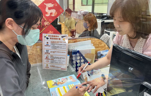 永康就業中心就服員向青年說明「初次尋職青年穩定就業計畫」申請內容，協助其做好就業準備。