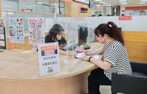 失業民眾可至雲嘉南分署轄下各就業中心及就服台，攜帶相關證件辦理臨工措施登記。